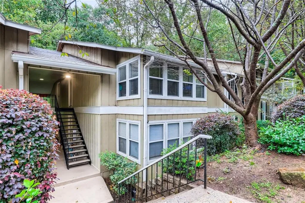 5147 Roswell Road Unit 10, Sandy Springs, Georgia 30342, 2 Bedrooms Bedrooms, ,1 BathroomBathrooms,Residential,Sold,5147 Roswell Road Unit 10,6954167