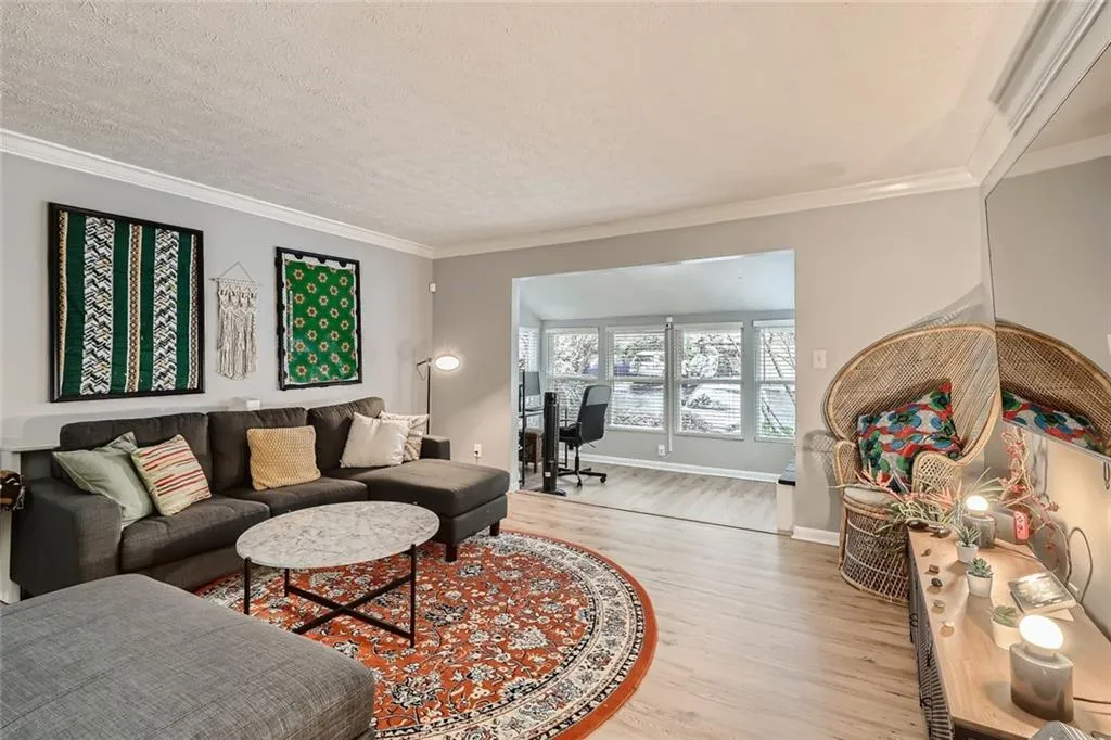 5147 Roswell Road Unit 10, Sandy Springs, Georgia 30342, 2 Bedrooms Bedrooms, ,1 BathroomBathrooms,Residential,Sold,5147 Roswell Road Unit 10,6954167