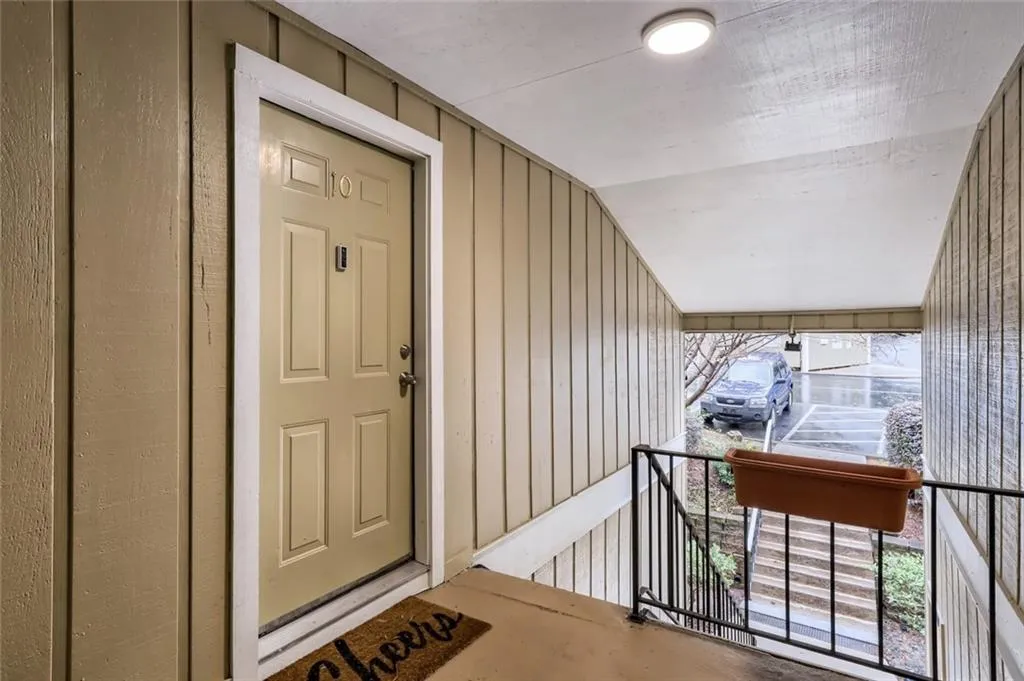 5147 Roswell Road Unit 10, Sandy Springs, Georgia 30342, 2 Bedrooms Bedrooms, ,1 BathroomBathrooms,Residential,Sold,5147 Roswell Road Unit 10,6954167