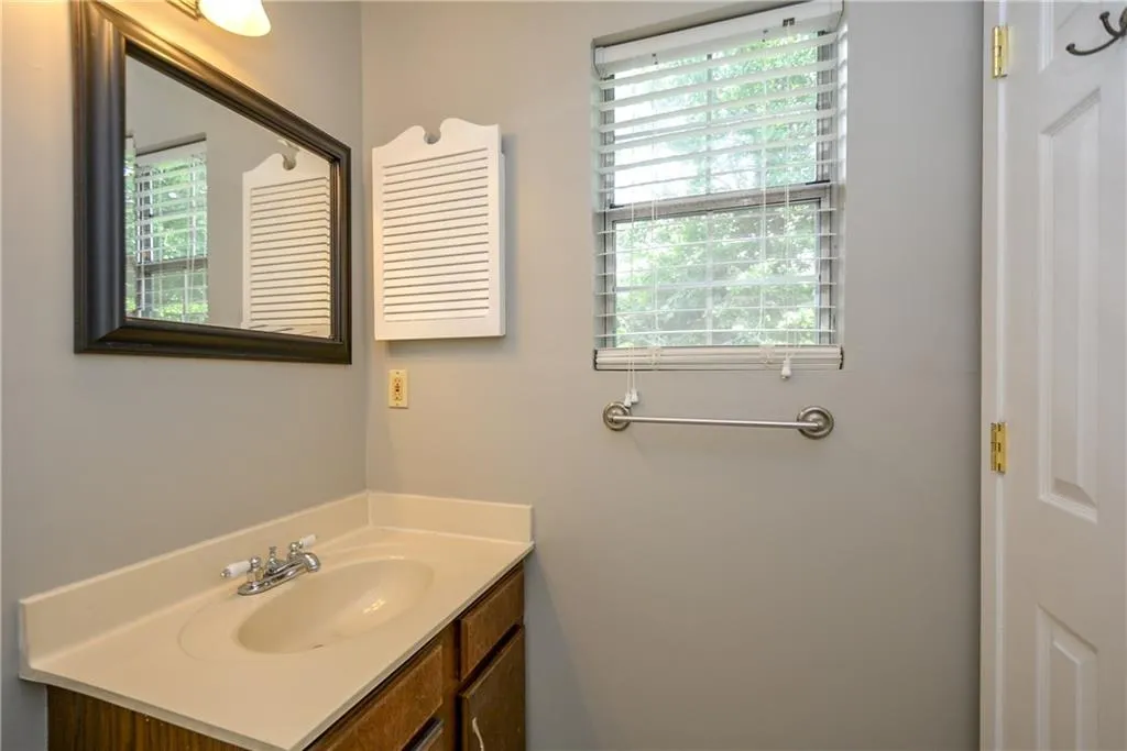 1301 Wedgewood Court, Sandy Springs, Georgia 30350, 2 Bedrooms Bedrooms, ,2 BathroomsBathrooms,Residential,Sold,1301 Wedgewood Court,6030000