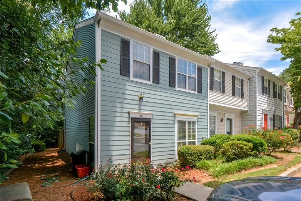 1301 Wedgewood Court, Sandy Springs, Georgia 30350, 2 Bedrooms Bedrooms, ,2 BathroomsBathrooms,Residential,Sold,1301 Wedgewood Court,6030000