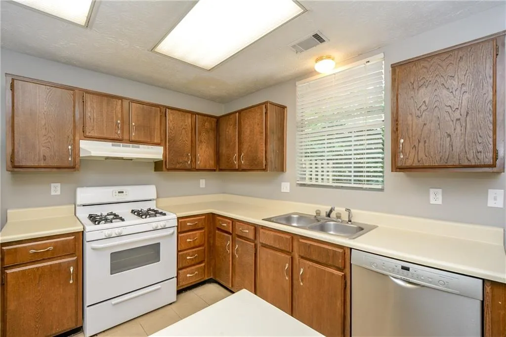 1301 Wedgewood Court, Sandy Springs, Georgia 30350, 2 Bedrooms Bedrooms, ,2 BathroomsBathrooms,Residential,Sold,1301 Wedgewood Court,6030000