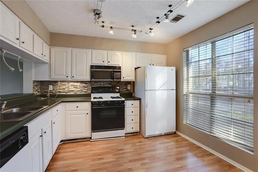 802 Wedgewood Way, Sandy Springs, Georgia 30350, 3 Bedrooms Bedrooms, ,2 BathroomsBathrooms,Residential,Sold,802 Wedgewood Way,5809566