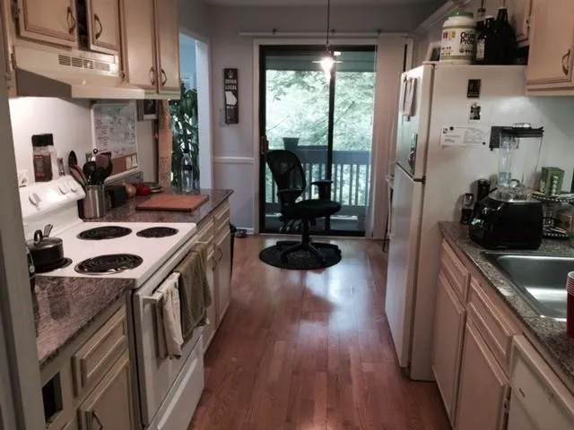 8740 Roswell Road Unit 5g, Sandy Springs, Georgia 30350, 2 Bedrooms Bedrooms, ,2 BathroomsBathrooms,Residential,Sold,8740 Roswell Road Unit 5g,5689002