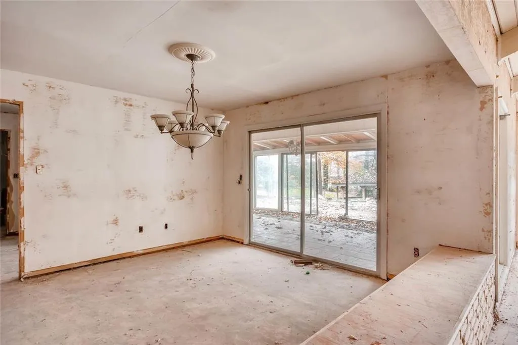 825 Spalding Drive, Sandy Springs, Georgia 30328, 4 Bedrooms Bedrooms, ,3 BathroomsBathrooms,Residential,Sold,825 Spalding Drive,5939526