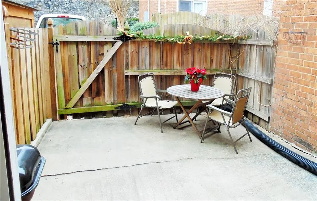 6520 Roswell Road Unit 4, Atlanta, Georgia 30328, 2 Bedrooms Bedrooms, ,1 BathroomBathrooms,Residential,Sold,6520 Roswell Road Unit 4,5628460