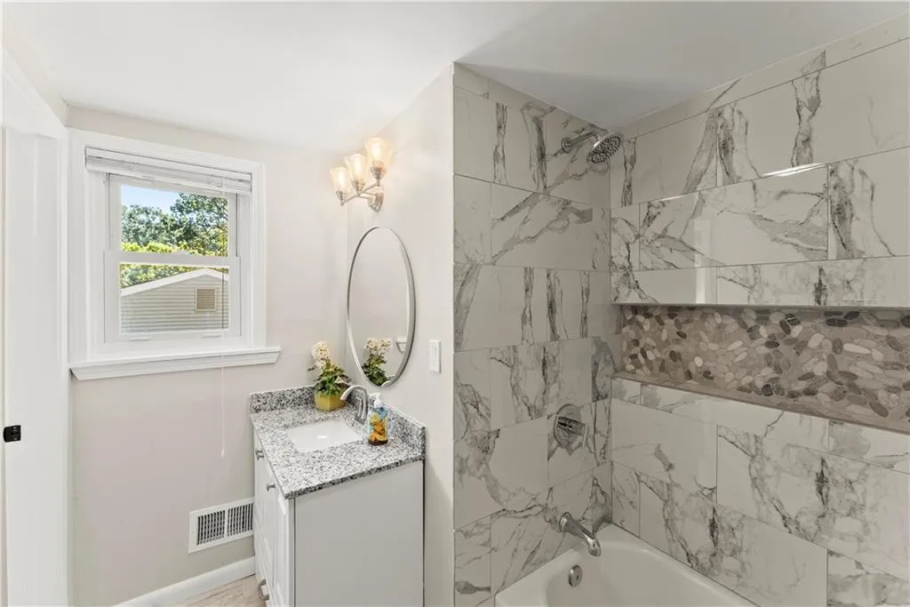 Full bath with vanity and shower / washtub combination