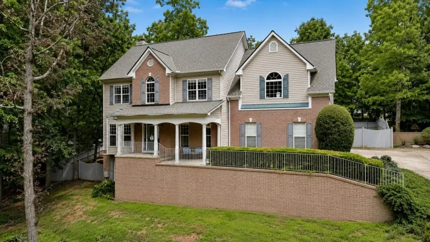 Beautifully Maintained Traditional Home In The Sought-After Heatherstone Community