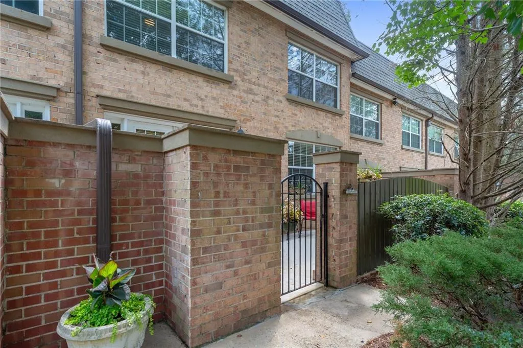 6980 Roswell Road Unit A3, Atlanta, Georgia 30328, 3 Bedrooms Bedrooms, ,2 BathroomsBathrooms,Residential,Sold,6980 Roswell Road Unit A3,6607463