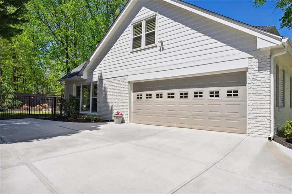 6930 Hunters Knoll Ne, Sandy Springs, Georgia 30328, 4 Bedrooms Bedrooms, ,4 BathroomsBathrooms,Residential,Sold,6930 Hunters Knoll Ne,7201851