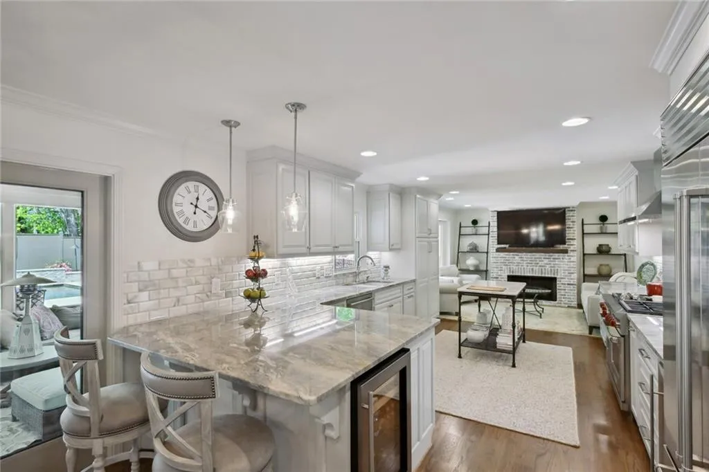 6930 Hunters Knoll Ne, Sandy Springs, Georgia 30328, 4 Bedrooms Bedrooms, ,4 BathroomsBathrooms,Residential,Sold,6930 Hunters Knoll Ne,7201851