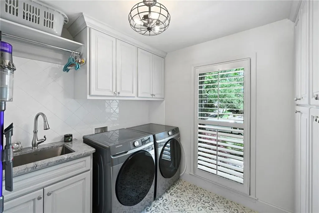 6930 Hunters Knoll Ne, Sandy Springs, Georgia 30328, 4 Bedrooms Bedrooms, ,4 BathroomsBathrooms,Residential,Sold,6930 Hunters Knoll Ne,7201851