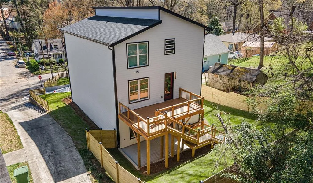 Featuring new 16 x 24 deck Featuring new 16 x 24 deck