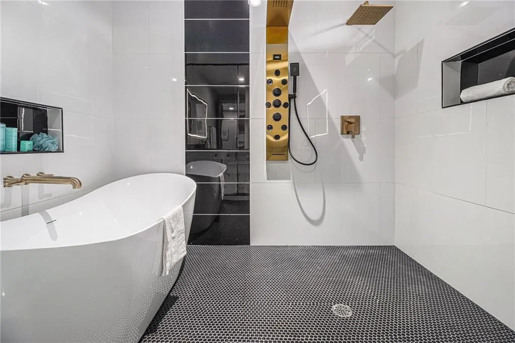 Luxurious soaking tub Luxurious soaking tub