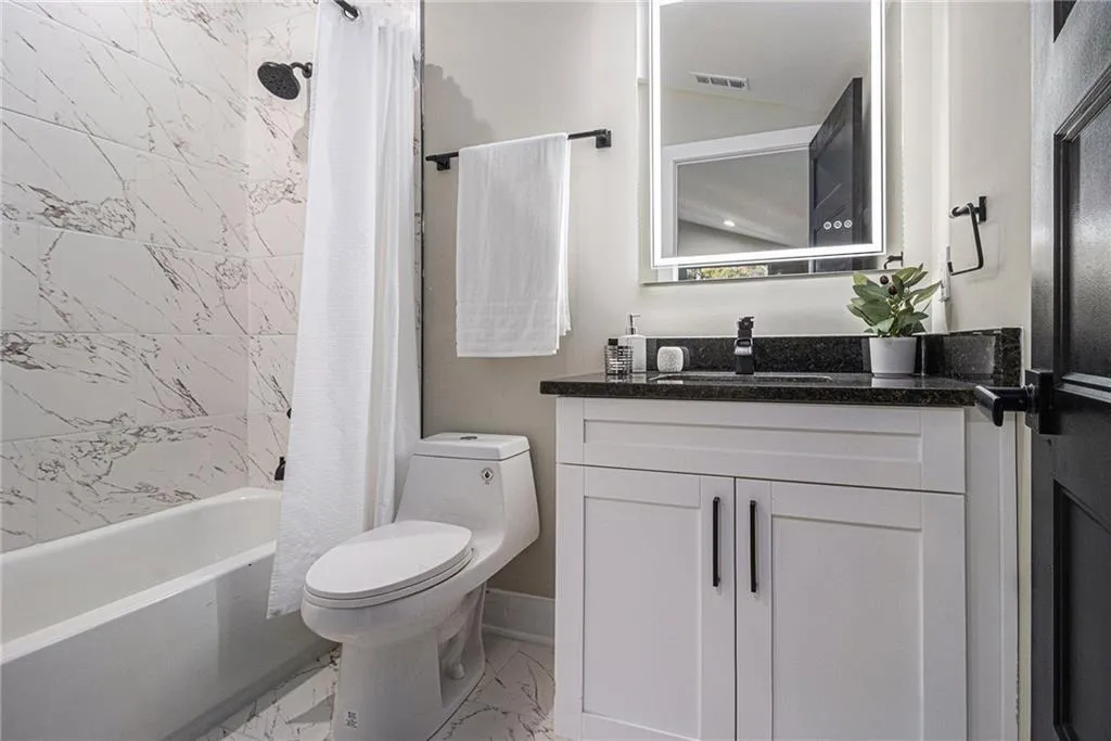 En suite bathroom in secondary bedroom En suite bathroom in secondary bedroom