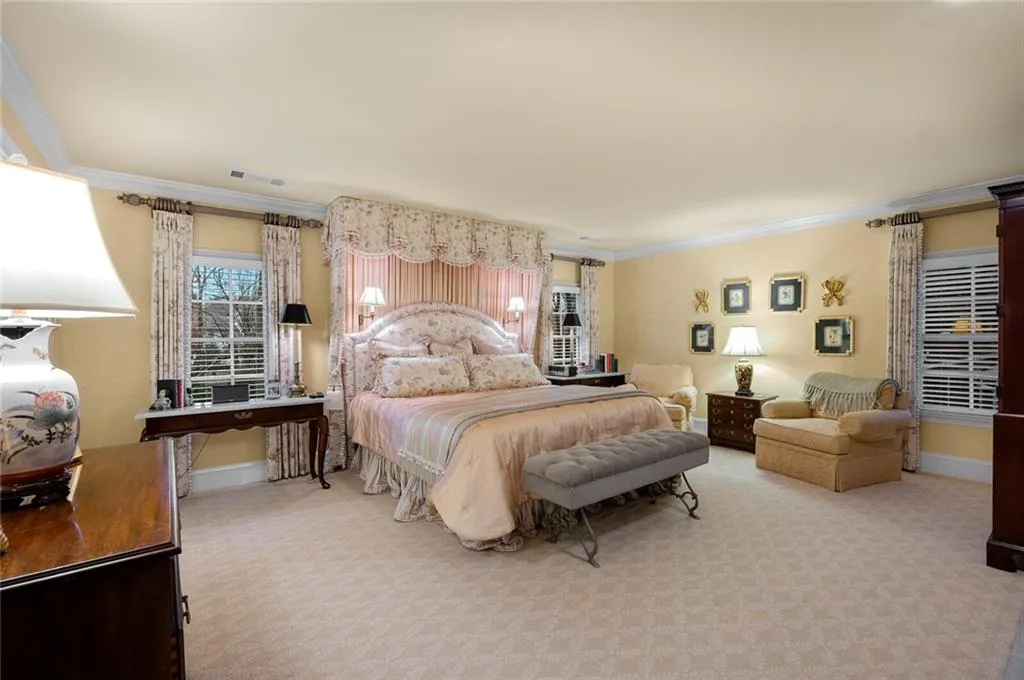 525 Tavern Circle, Sandy Springs, Georgia 30350, 5 Bedrooms Bedrooms, ,4 BathroomsBathrooms,Residential,Sold,525 Tavern Circle,7020655