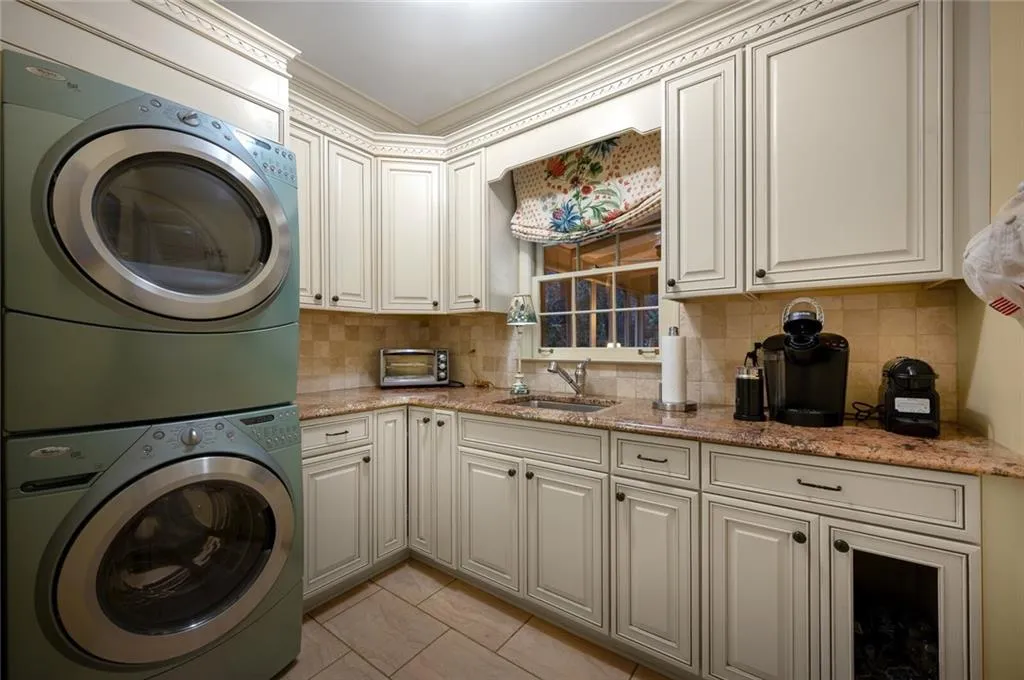 525 Tavern Circle, Sandy Springs, Georgia 30350, 5 Bedrooms Bedrooms, ,4 BathroomsBathrooms,Residential,Sold,525 Tavern Circle,7020655