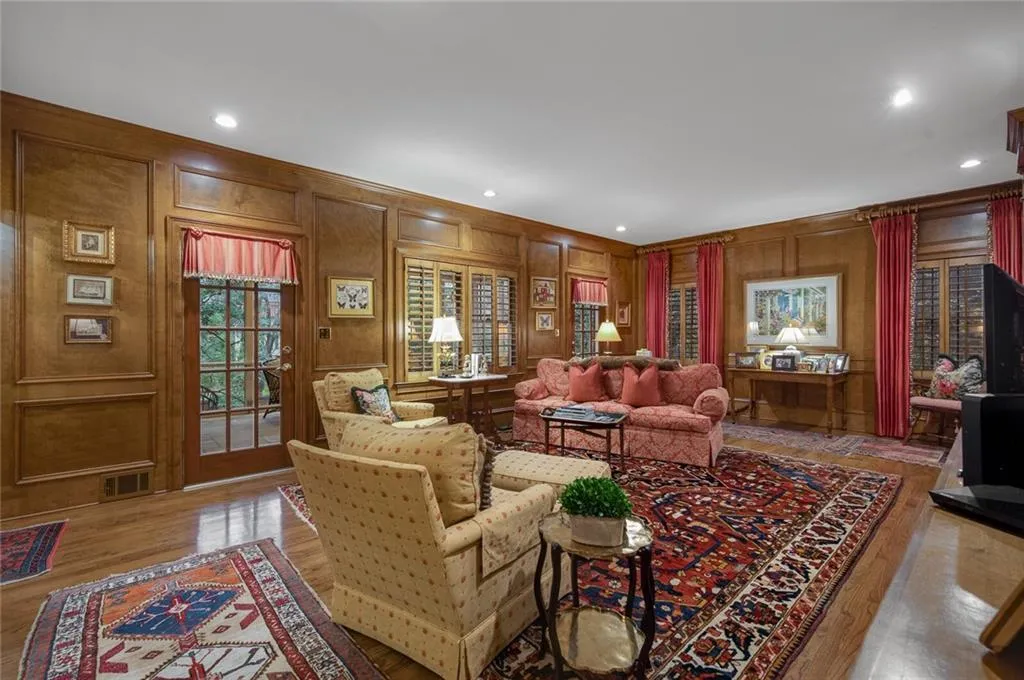 525 Tavern Circle, Sandy Springs, Georgia 30350, 5 Bedrooms Bedrooms, ,4 BathroomsBathrooms,Residential,Sold,525 Tavern Circle,7020655