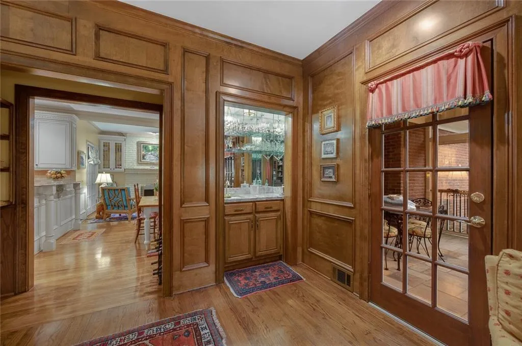 525 Tavern Circle, Sandy Springs, Georgia 30350, 5 Bedrooms Bedrooms, ,4 BathroomsBathrooms,Residential,Sold,525 Tavern Circle,7020655