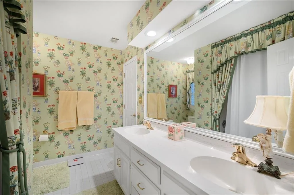 525 Tavern Circle, Sandy Springs, Georgia 30350, 5 Bedrooms Bedrooms, ,4 BathroomsBathrooms,Residential,Sold,525 Tavern Circle,7020655