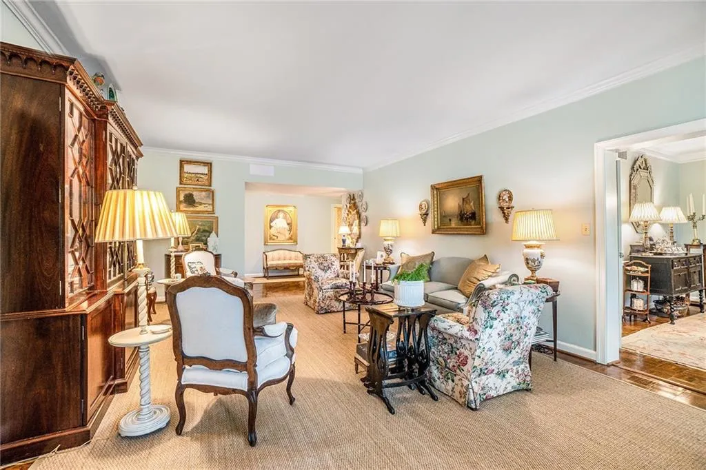 2769 Peachtree Road Ne Unit 6, Atlanta, Georgia 30305, 2 Bedrooms Bedrooms, ,2 BathroomsBathrooms,Residential,For Sale,2769 Peachtree Road Ne Unit 6,7659449