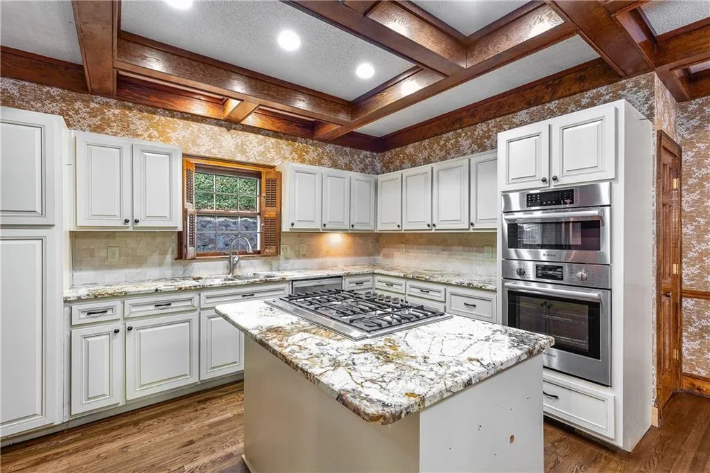 7170 Riverside Drive Nw, Sandy Springs, Georgia 30328, 4 Bedrooms Bedrooms, ,3 BathroomsBathrooms,Residential,Sold,7170 Riverside Drive Nw,7680081