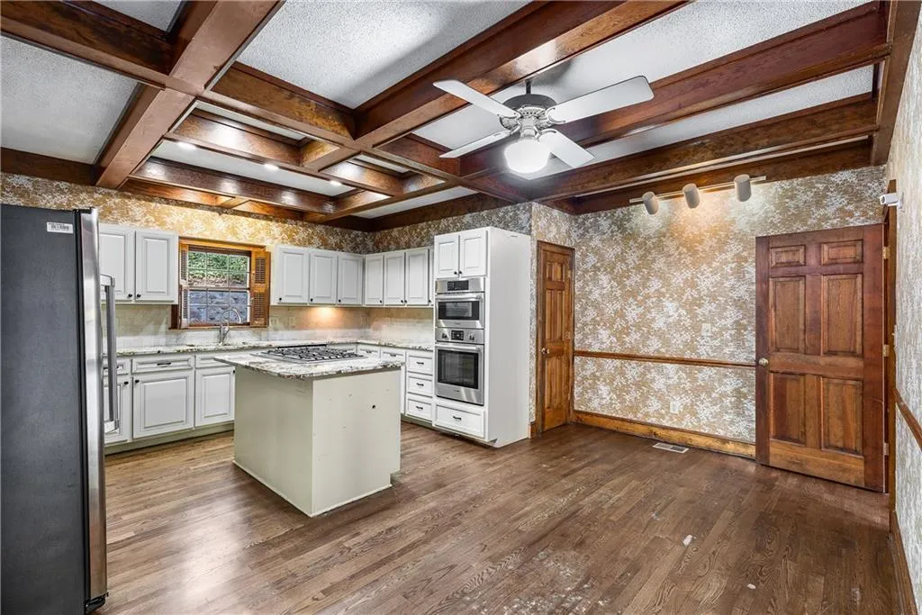 7170 Riverside Drive Nw, Sandy Springs, Georgia 30328, 4 Bedrooms Bedrooms, ,3 BathroomsBathrooms,Residential,Sold,7170 Riverside Drive Nw,7680081