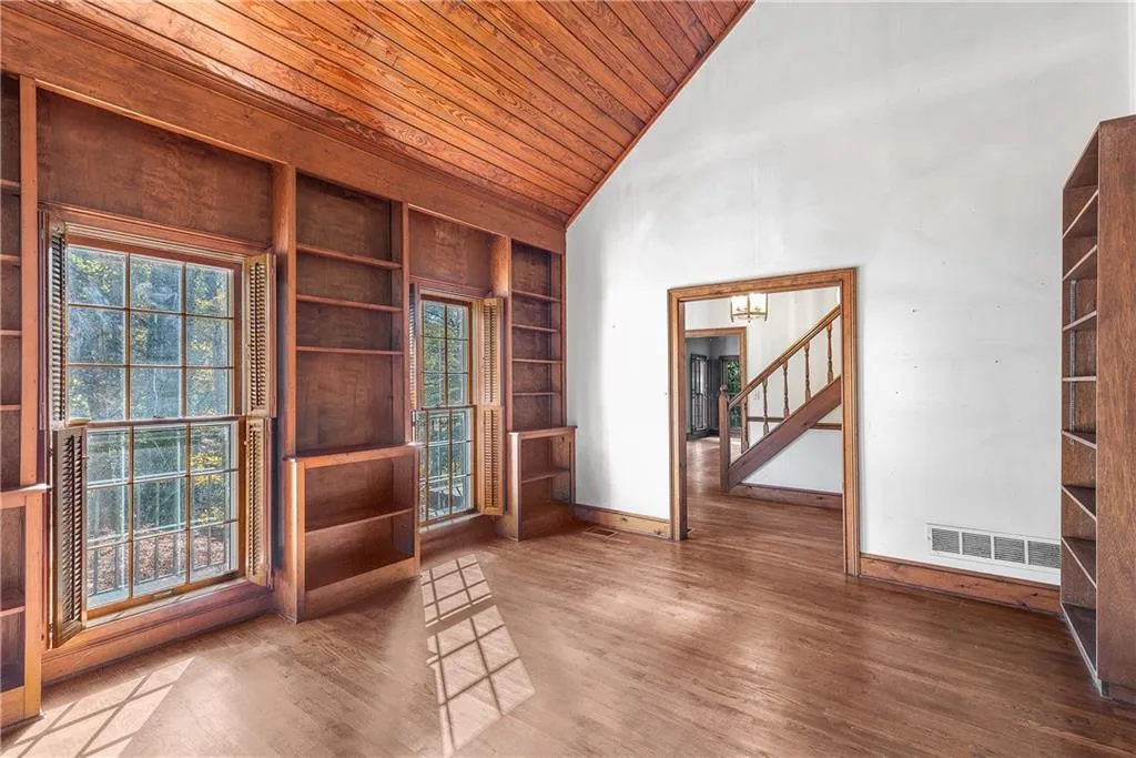 7170 Riverside Drive Nw, Sandy Springs, Georgia 30328, 4 Bedrooms Bedrooms, ,3 BathroomsBathrooms,Residential,Sold,7170 Riverside Drive Nw,7680081