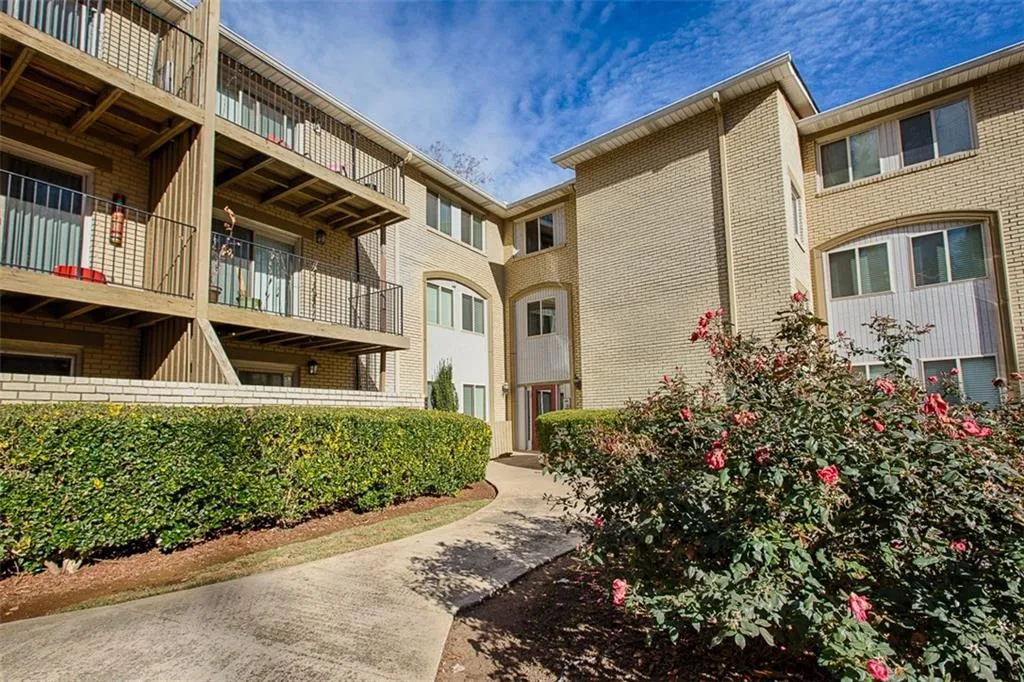 5095 Roswell Road Unit 102, Atlanta, Georgia 30342, 2 Bedrooms Bedrooms, ,2 BathroomsBathrooms,Residential,Sold,5095 Roswell Road Unit 102,5816613
