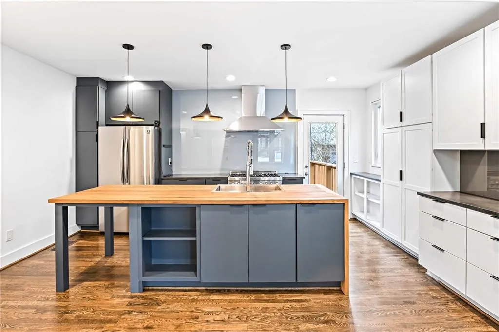 2190 kitchen area with high end appliances