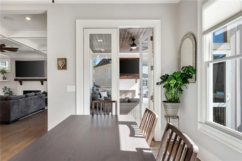 Kitchen dining