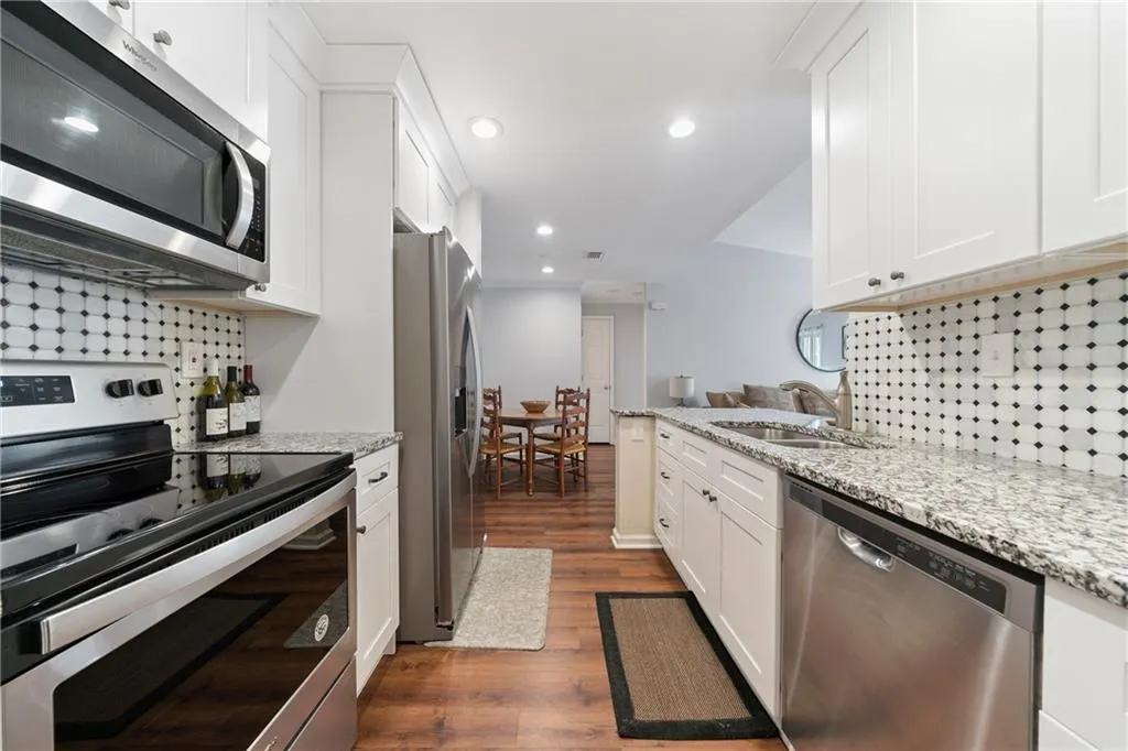 122 Granville Court, Atlanta, Georgia 30328, 2 Bedrooms Bedrooms, ,2 BathroomsBathrooms,Residential,Sold,122 Granville Court,6654124