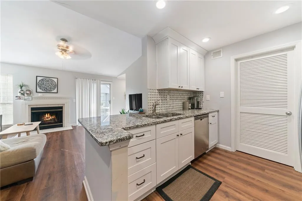 122 Granville Court, Atlanta, Georgia 30328, 2 Bedrooms Bedrooms, ,2 BathroomsBathrooms,Residential,Sold,122 Granville Court,6654124