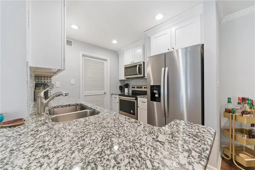 122 Granville Court, Atlanta, Georgia 30328, 2 Bedrooms Bedrooms, ,2 BathroomsBathrooms,Residential,Sold,122 Granville Court,6654124