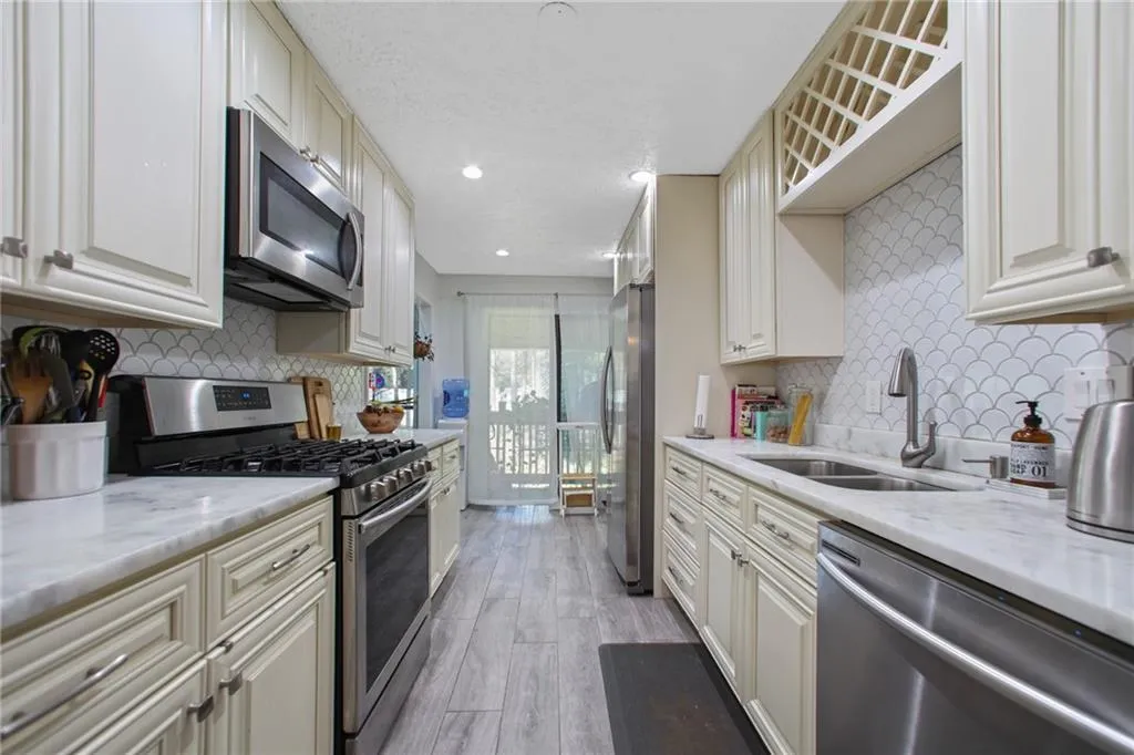 5135 Roswell Road Unit 3, Atlanta, Georgia 30342, 2 Bedrooms Bedrooms, ,2 BathroomsBathrooms,Residential,Sold,5135 Roswell Road Unit 3,7008716