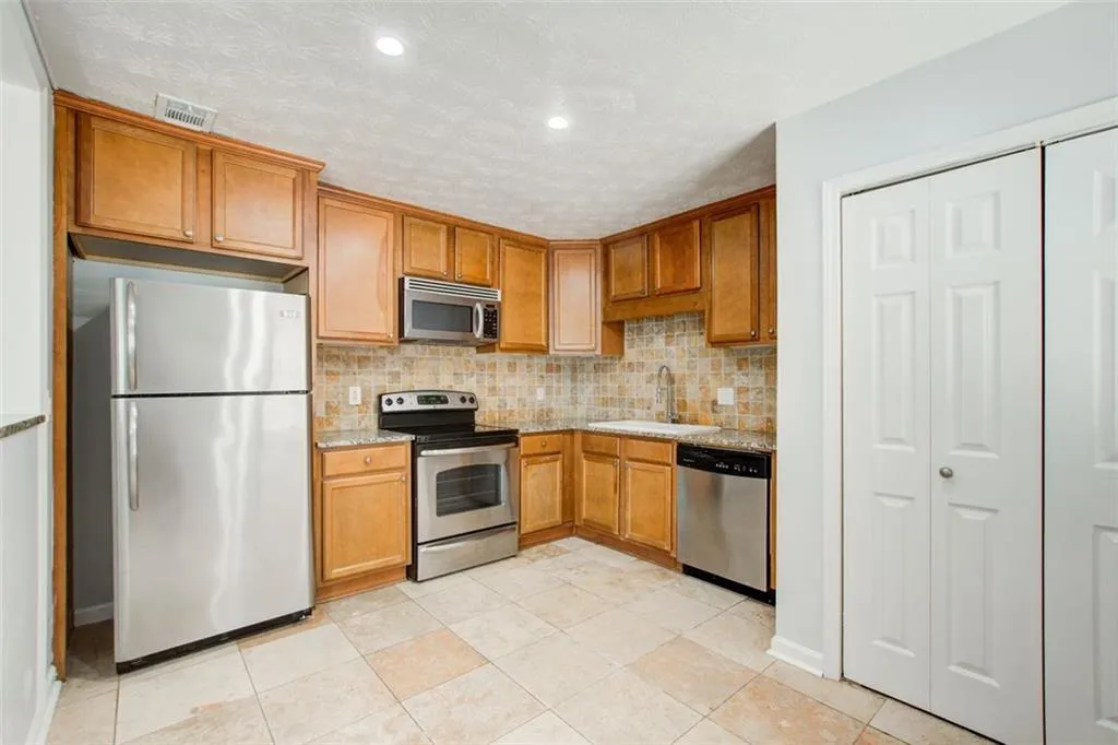 280 Winding River Drive Unit B, Sandy Springs, Georgia 30350, 3 Bedrooms Bedrooms, ,2 BathroomsBathrooms,Residential,Sold,280 Winding River Drive Unit B,7265752