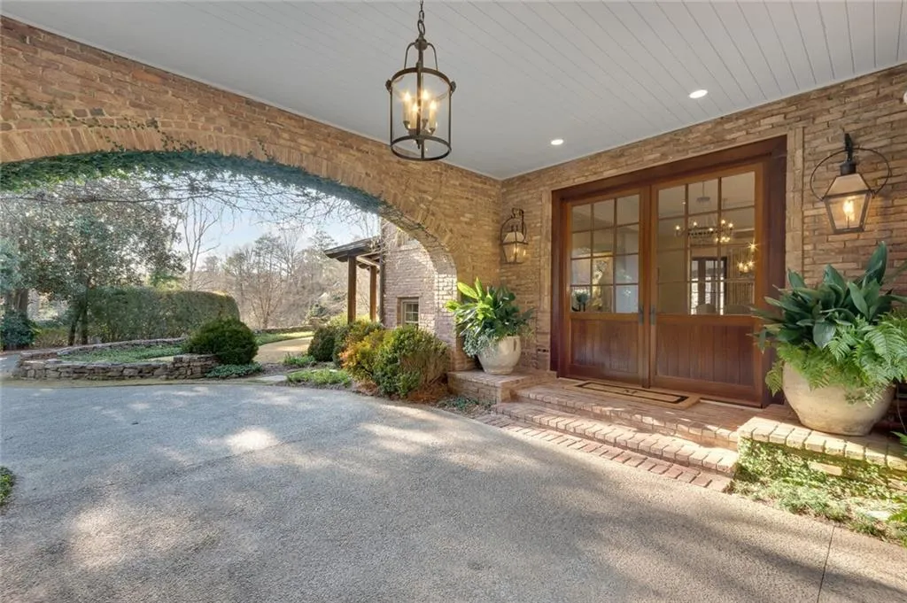 5549 Long Island Drive Nw, Atlanta, Georgia 30327, 6 Bedrooms Bedrooms, ,7 BathroomsBathrooms,Residential,Sold,5549 Long Island Drive Nw,6828976