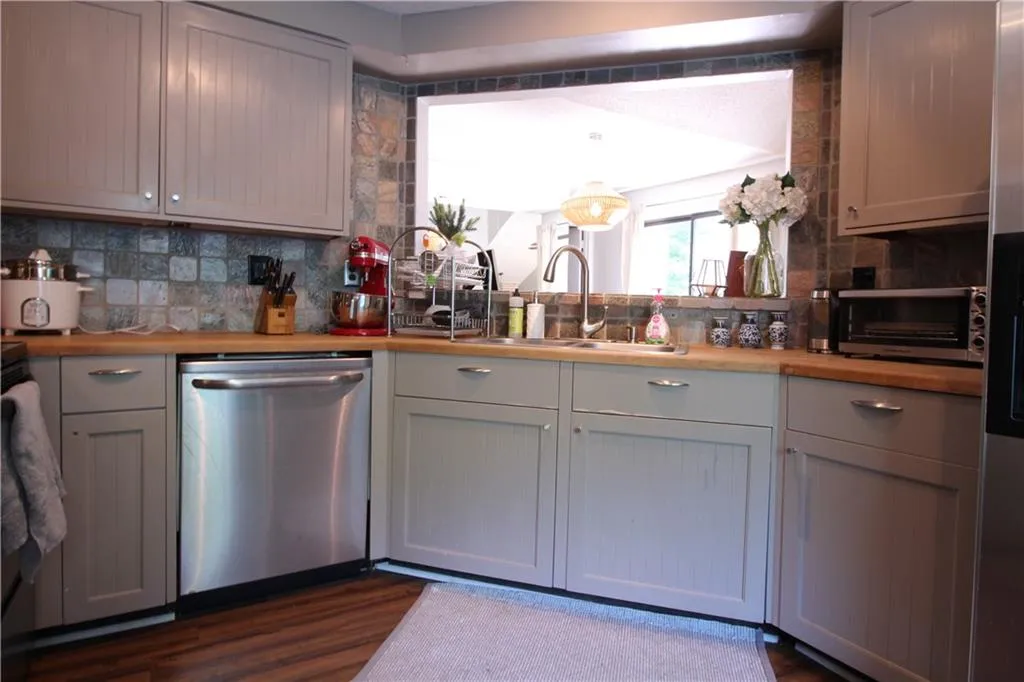 41 Dunwoody Springs Drive, Sandy Springs, Georgia 30328, 2 Bedrooms Bedrooms, ,2 BathroomsBathrooms,Residential,Sold,41 Dunwoody Springs Drive,6557348