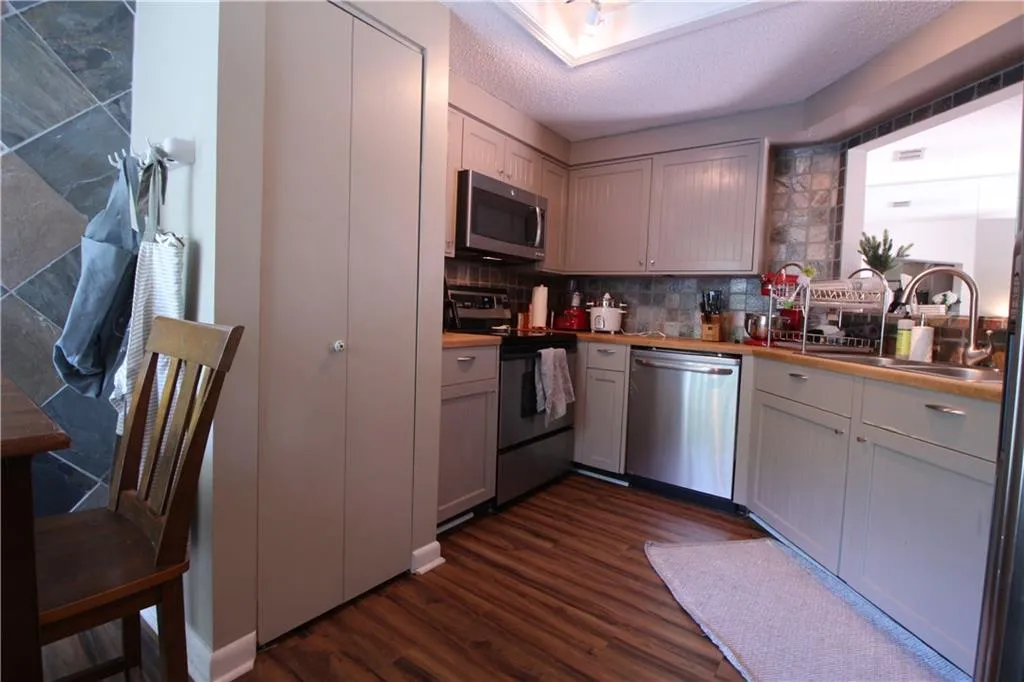 41 Dunwoody Springs Drive, Sandy Springs, Georgia 30328, 2 Bedrooms Bedrooms, ,2 BathroomsBathrooms,Residential,Sold,41 Dunwoody Springs Drive,6557348