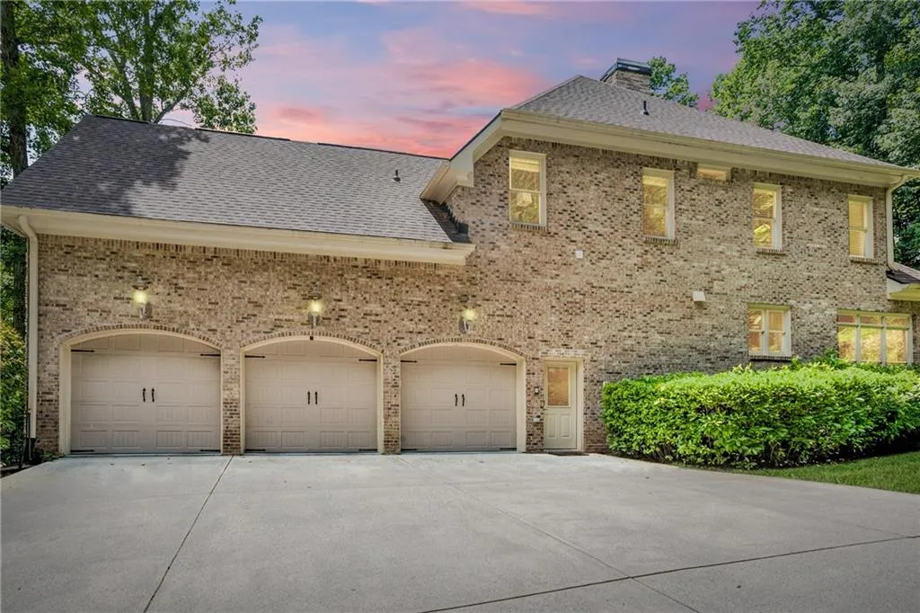 8319 Grogans Ferry Road, Sandy Springs, Georgia 30350, 6 Bedrooms Bedrooms, ,5 BathroomsBathrooms,Residential,Sold,8319 Grogans Ferry Road,7238379