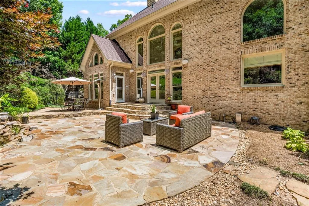 8319 Grogans Ferry Road, Sandy Springs, Georgia 30350, 6 Bedrooms Bedrooms, ,5 BathroomsBathrooms,Residential,Sold,8319 Grogans Ferry Road,7238379