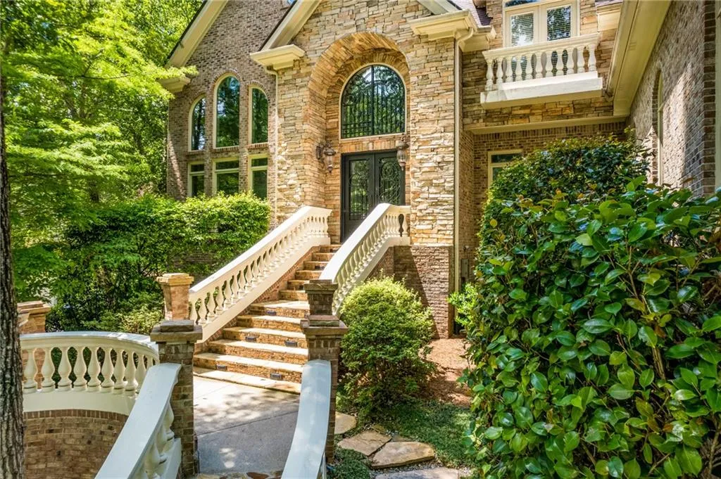 8319 Grogans Ferry Road, Sandy Springs, Georgia 30350, 6 Bedrooms Bedrooms, ,5 BathroomsBathrooms,Residential,Sold,8319 Grogans Ferry Road,7238379