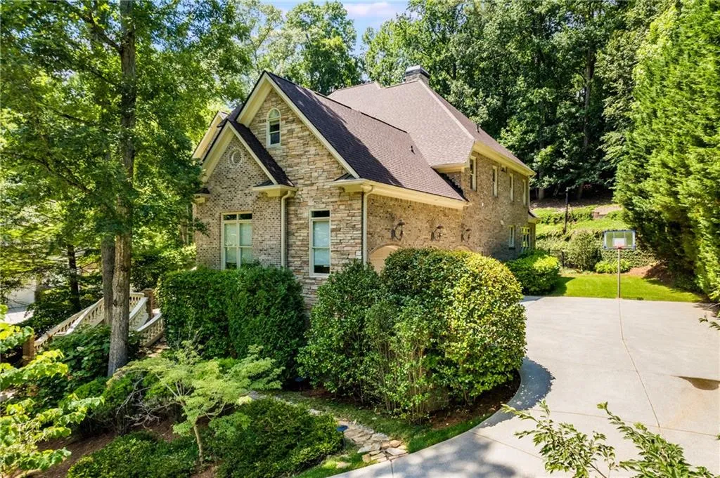 8319 Grogans Ferry Road, Sandy Springs, Georgia 30350, 6 Bedrooms Bedrooms, ,5 BathroomsBathrooms,Residential,Sold,8319 Grogans Ferry Road,7238379