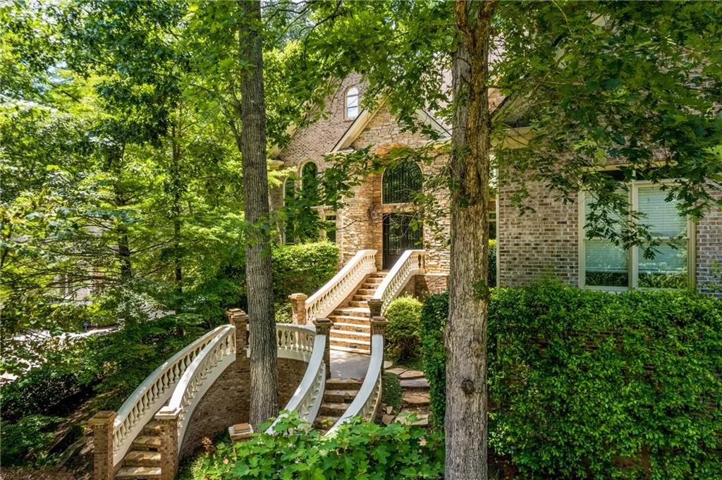 8319 Grogans Ferry Road, Sandy Springs, Georgia 30350, 6 Bedrooms Bedrooms, ,5 BathroomsBathrooms,Residential,Sold,8319 Grogans Ferry Road,7238379