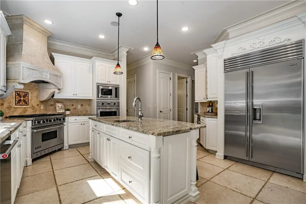 8319 Grogans Ferry Road, Sandy Springs, Georgia 30350, 6 Bedrooms Bedrooms, ,5 BathroomsBathrooms,Residential,Sold,8319 Grogans Ferry Road,7238379