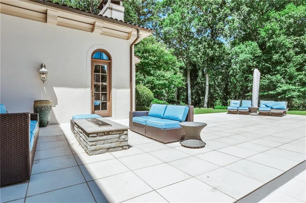 Additional seating and entertaining area off the living room.