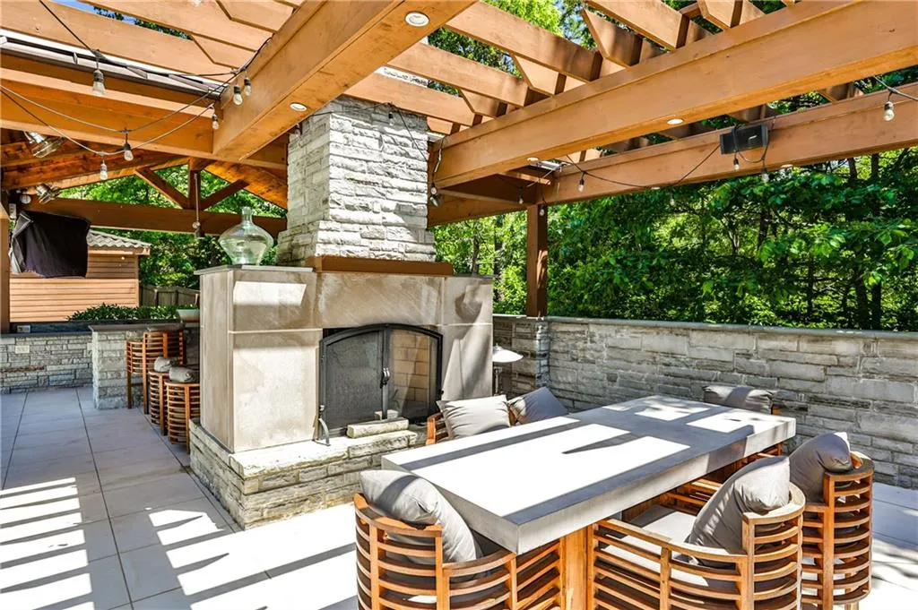 Outdoor eating area.