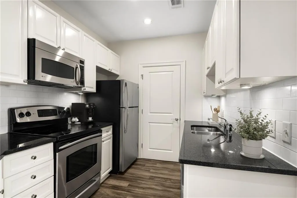 325 E Paces Ferry Road Ne Unit 1704, Atlanta, Georgia 30305, 1 Bedroom Bedrooms, ,1 BathroomBathrooms,Residential,For Sale,325 E Paces Ferry Road Ne Unit 1704,7659531