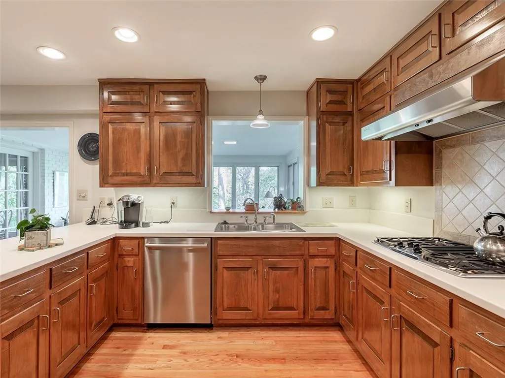 910 Edgewater Trail, Sandy Springs, Georgia 30328, 4 Bedrooms Bedrooms, ,3 BathroomsBathrooms,Residential,Sold,910 Edgewater Trail,6869060 910 Edgewater Trail, Sandy Springs, Georgia 30328, 4 Bedrooms Bedrooms, ,3 BathroomsBathrooms,Residential,Sold,910 Edgewater Trail,6869060