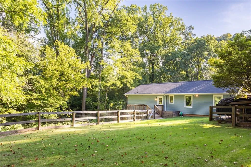 Flat and completely fenced side yard!